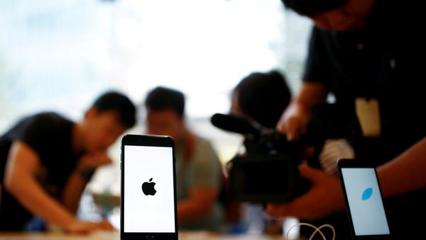 Members of the media film the new iPhone 7 at an Apple store in Beijing, China, September 16, 2016 - Sputnik International