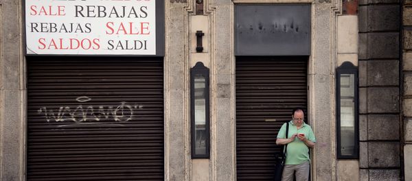 A man stands outside a closed shop indicating sales, in the shopping street of Via del Corso, in central Rome on July 3, 2016 A man stands outside a closed shop indicating sales, in the shopping street of Via del Corso, in central Rome on July 3, 2016 - Sputnik International
