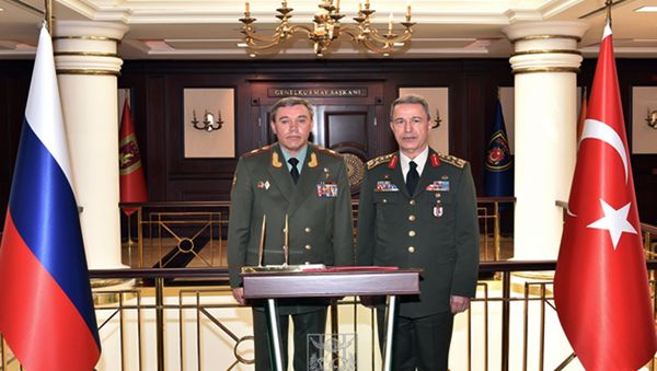 Turkey's Chief of Staff Gen. Hulusi Akar, right, and his Russian counterpart Gen. Valery Gerasimov pose for a photograph before their talks in Ankara, Turkey, Thursday, Sept. 15, 2016 - Sputnik International