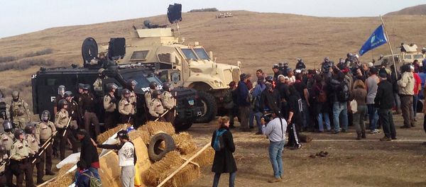 A line of police move towards a roadblock and encampment of Native American and environmental protesters near an oil pipeline construction site, near the town of Cannon Ball, North Dakota, U.S. October 27, 2016 A line of police move towards a roadblock and encampment of Native American and environmental protesters near an oil pipeline construction site, near the town of Cannon Ball, North Dakota, U.S. October 27, 2016 - Sputnik International