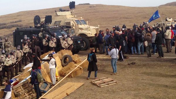 A line of police move towards a roadblock and encampment of Native American and environmental protesters near an oil pipeline construction site, near the town of Cannon Ball, North Dakota, U.S. October 27, 2016 - Sputnik International