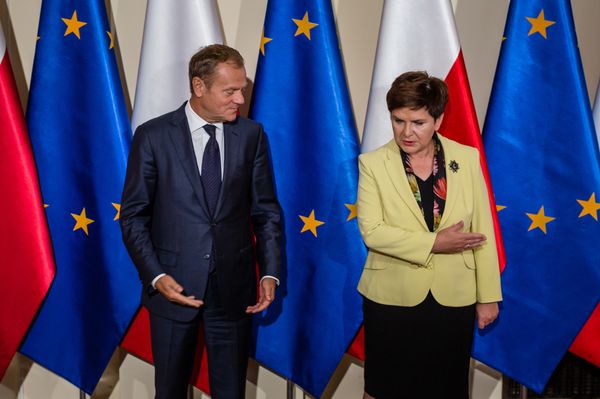 The President of the European Council and former Polish Prime Minister Donald Tusk (L) is welcomed by Polish Prime Minister Beata Szydlo (R) during an official reception in Warsaw on September 13, 2016.  - Sputnik International