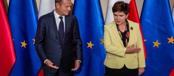 The President of the European Council and former Polish Prime Minister Donald Tusk (L) is welcomed by Polish Prime Minister Beata Szydlo (R) during an official reception in Warsaw on September 13, 2016. The President of the European Council and former Polish Prime Minister Donald Tusk (L) is welcomed by Polish Prime Minister Beata Szydlo (R) during an official reception in Warsaw on September 13, 2016. - Sputnik International