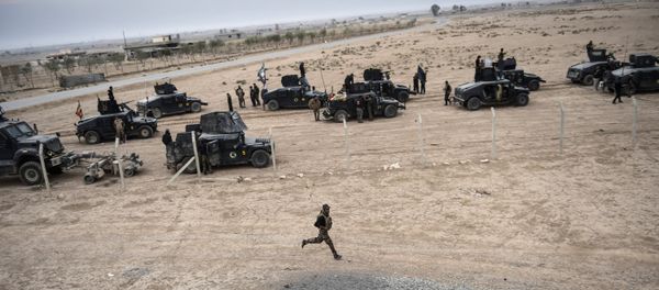 Members of the Iraqi Counter Terrorism Service (CTS) drive near the village of Bazwaya, on the eastern edges of Mosul, tightening the noose on Mosul as the offensive to retake the Islamic State group stronghold entered its third week on October 31, 2016 - Sputnik International