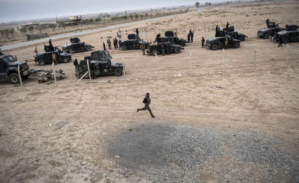 Members of the Iraqi Counter Terrorism Service (CTS) drive near the village of Bazwaya, on the eastern edges of Mosul, tightening the noose on Mosul as the offensive to retake Daesh stronghold entered its third week on October 31, 2016 Members of the Iraqi Counter Terrorism Service (CTS) drive near the village of Bazwaya, on the eastern edges of Mosul, tightening the noose on Mosul as the offensive to retake Daesh stronghold entered its third week on October 31, 2016 - Sputnik International