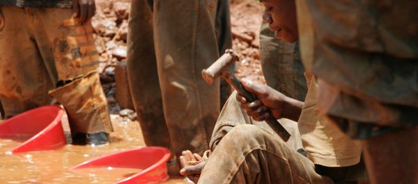 An unidentified miner sifts through sand and smashed rocks looking for gold at the town of Mongbwalu, Congo (File) An unidentified miner sifts through sand and smashed rocks looking for gold at the town of Mongbwalu, Congo (File) - Sputnik International