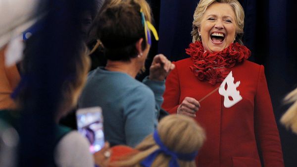 US Democratic presidential nominee Hillary Clinton holds a Halloween mask while joking with her staff on her campaign plane in Erlanger, Kentucky, US October 31, 2016. - Sputnik International