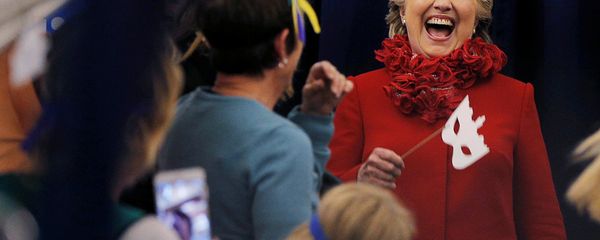 US Democratic presidential nominee Hillary Clinton holds a Halloween mask (File) - Sputnik International