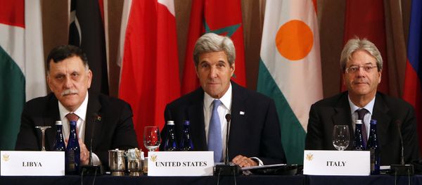 Libya's Prime Minister Fayez al-Sarraj, U.S. Secretary of State John Kerry and Italy's Foreign Minister Paolo Gentiloni participate in a ministerial meeting on Libya 2016 - Sputnik International