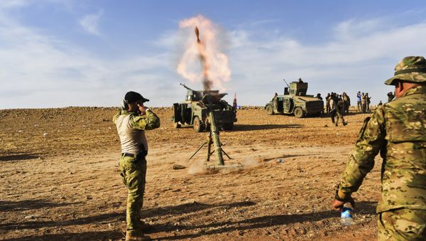 Iraqi forces fire mortar shells towards positions of Islamic State (IS) group jihadists on October 21, 2016, on the frontline on the outskirts of Qayyarah, about 30 kilometres south of Mosul, during an operation to retake the main hub city from IS - Sputnik International