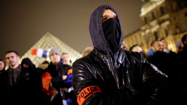 Police officers stand in front of the Louvre Pyramid designed by Chinese-born U.S. Architect Ieoh Ming Pei during a protest against anti-police violence in Paris, France, November 1, 2016. - Sputnik International