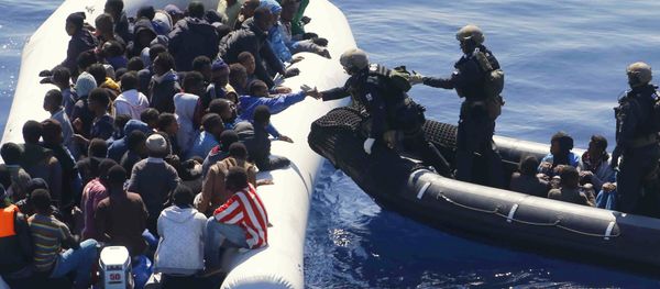 German Navy sailors surround a boat with more than 100 migrants near the German combat supply ship 'Frankfurt am Main' during EUNAVFOR Med, also known as Operation Sophia, in the Mediterranean Sea off the coast of Libya, Tuesday, March 29, 2016 - Sputnik International