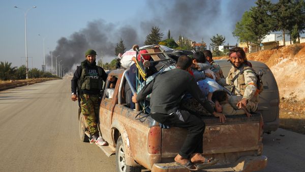 Rebel fighters ride a pick-up truck with civilians who fled areas of conflict in Dahiyet al-Assad, west Aleppo city, Syria October 30, 2016 - Sputnik International