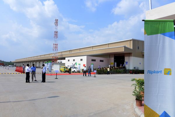 Indian security personel and officials wait at the launch of Flipkart's Largest Fulfillment Centre on the outskirts of Hyderabad (File) - Sputnik International