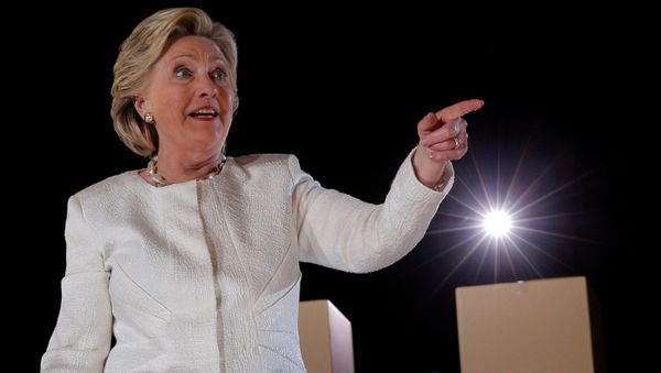 US Democratic presidential nominee Hillary Clinton walks offstage at a campaign rally in Sanford, Florida, US November 1, 2016. - Sputnik International