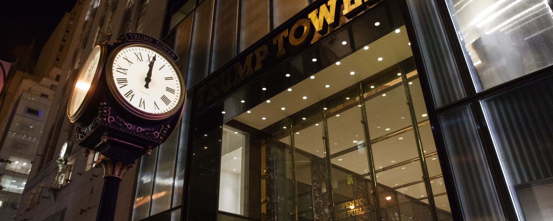 A clock sits outside of Trump Tower at midnight - Sputnik International, 1920, 06.04.2021