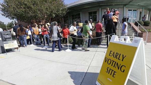 Voters line up Thursday, Oct. 20, 2016 during early voting at Chavis Community Center in Raleigh, N.C. - Sputnik International