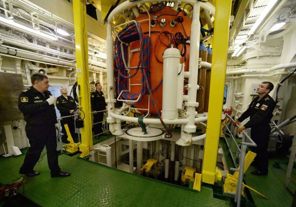 Lowering a diving bell at the Igor Belousov search and rescue vessel during a submarine crew rescue drill by the sea rescue service of the Pacific Fleet in the Peter the Great Gulf - Sputnik International