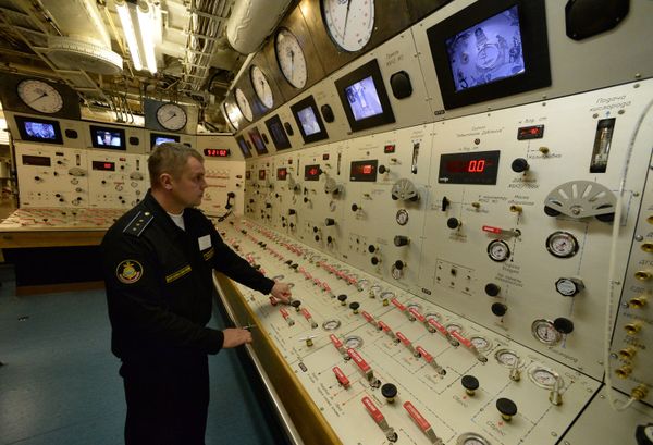 The operation panel of the altitude chamber at the Igor Belousov search and rescue vessel during a submarine crew rescue drill by the sea rescue service of the Pacific Fleet in the Peter the Great Gulf - Sputnik International