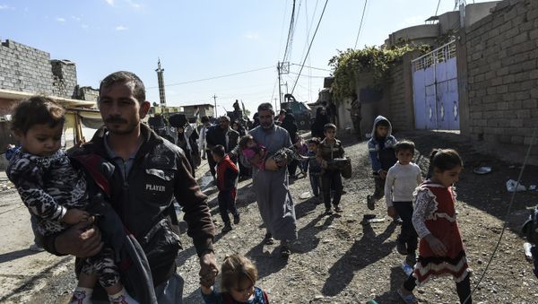 Iraqi civilians flee the village of Gogjali, a few hundred metres of Mosul's eastern edge, as clashes go on between Iraq army forces and jihadists of the Islamic State (IS) group to retake Mosul, the last Iraqi city under the control of IS, on November 2, 2016 - Sputnik International