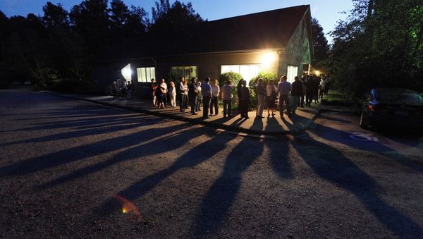 Voters cast shadows as they wait in a line at a polling station open into the evening as early voting for the 2016 general elections begins in Durham, North Carolina, U.S. on October 20, 2016 - Sputnik International