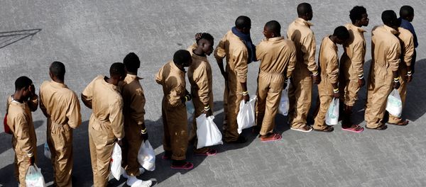 Migrants wait in line after disembarking from Spanish Navy cruiser Navarra in the Sicilian harbor of Catania, Italy, October 26, 2016. - Sputnik International