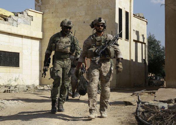Armed men in uniform identified by Syrian Democratic forces as US special operations forces walk in the village of Fatisah in the northern Syrian province of Raqa on May 25, 2016 Armed men in uniform identified by Syrian Democratic forces as US special operations forces walk in the village of Fatisah in the northern Syrian province of Raqa on May 25, 2016 - Sputnik International