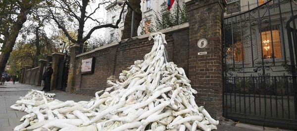 Piles on mannequin limbs are seen outside the Russia's embassy in London as part of a protest against military action in Syria - Sputnik International