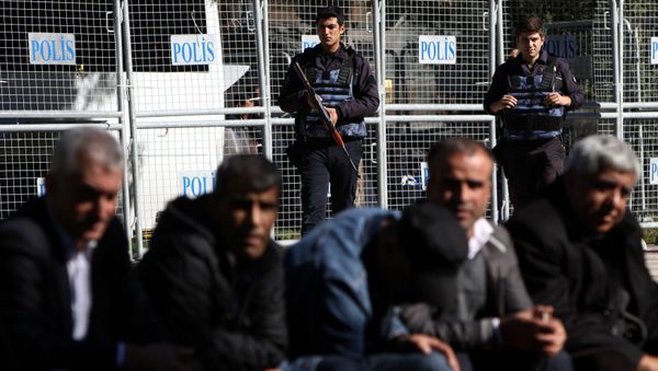 Riot police stand guard in front of a courthouse during a gathering to protest against the arrest of pro-Kurdish Peoples' Democratic Party (HDP) lawmakers, in the southeastern city of Diyarbakir, Turkey - Sputnik International