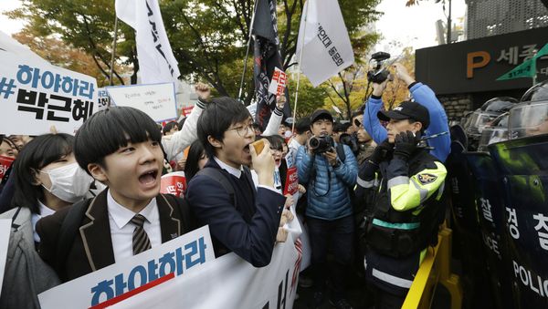 South Korean high school students are blocked by police officers as they march toward the presidential house after a rally calling for South Korean President Park Geun-hye to step down in downtown Seoul, South Korea, Saturday, Nov. 5, 2016. South Korean high school students are blocked by police officers as they march toward the presidential house after a rally calling for South Korean President Park Geun-hye to step down in downtown Seoul, South Korea, Saturday, Nov. 5, 2016. - Sputnik International