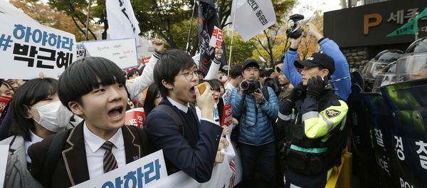 South Korean high school students are blocked by police officers as they march toward the presidential house after a rally calling for South Korean President Park Geun-hye to step down in downtown Seoul, South Korea, Saturday, Nov. 5, 2016. South Korean high school students are blocked by police officers as they march toward the presidential house after a rally calling for South Korean President Park Geun-hye to step down in downtown Seoul, South Korea, Saturday, Nov. 5, 2016. - Sputnik International