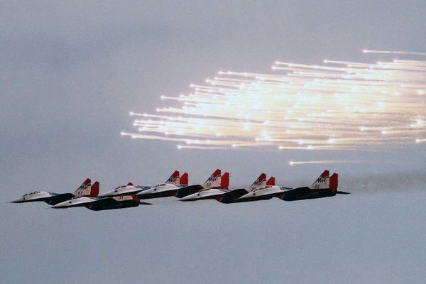 MiG-29 fighter aircraft of the Russian Air Force Swifts aerobatic team launch flares as they fly in formation at the Zhuhai Air Show in Zhuhai, southern China's Guangdong province on November 1, 2016 - Sputnik International