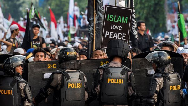 Anti-riot policemen stand guard as Muslim hardline protesters attend a protest against Jakarta's incumbent governor Basuki (Ahok) Tjahaja Purnama, an ethnic Chinese Christian running in the upcoming election, in Jakarta, Indonesia - Sputnik International