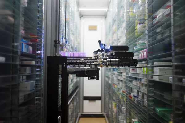 Robot which grabs medicines in the pharmacy. (File) - Sputnik International