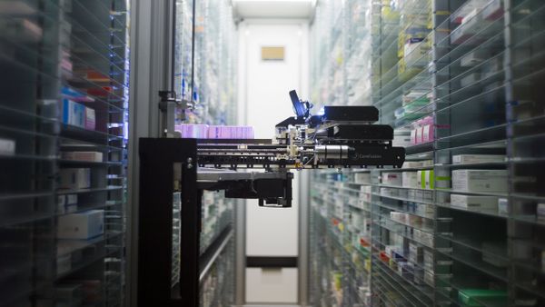 Robot which grabs medicines in the pharmacy. (File) - Sputnik International