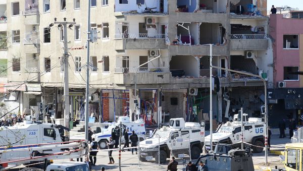 Police forces stand at the bottom of a destroyed building on November 5, 2016 a day after a strong blast in the southeastern Turkish city of Diyarbakir - Sputnik International