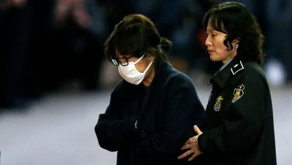 Choi Soon-sil, a long-time friend of the South Korean President Park Geun-hye, leaves after attending an investigation to determine an arrest warrant's validity at a court in Seoul, South Korea, November 3, 2016. Choi Soon-sil, a long-time friend of the South Korean President Park Geun-hye, leaves after attending an investigation to determine an arrest warrant's validity at a court in Seoul, South Korea, November 3, 2016. - Sputnik International