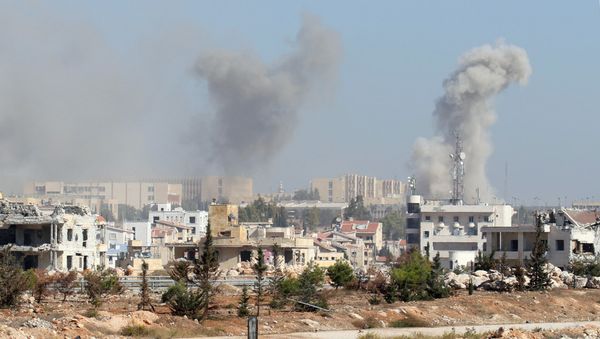 Smoke rises from government-controlled New Aleppo neighbourhood, western Aleppo city, Syria November 3, 2016. - Sputnik International