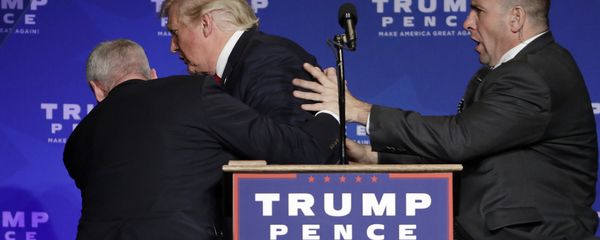 Secret Service agents rush Republican presidential candidate Donald Trump off the stage at a campaign rally in Reno, Nev., on Saturday, Nov. 5, 2016. - Sputnik International
