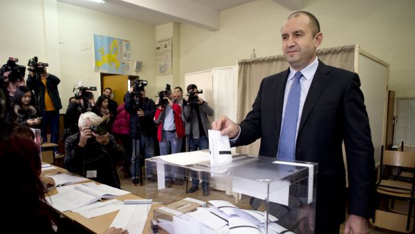 Former head of the Bulgarian airforce Rumen Radev, candidate of the opposition Socialists casts his vote at a polling station during the Presidential elections in Sofia on November 6, 2016. - Sputnik International