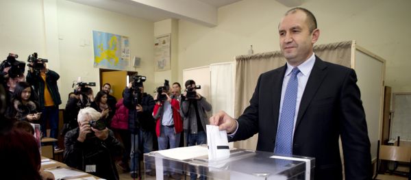 Former head of the Bulgarian airforce Rumen Radev, candidate of the opposition Socialists casts his vote at a polling station during the Presidential elections in Sofia on November 6, 2016. Former head of the Bulgarian airforce Rumen Radev, candidate of the opposition Socialists casts his vote at a polling station during the Presidential elections in Sofia on November 6, 2016. - Sputnik International