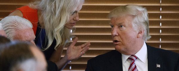 Republican presidential candidate Donald Trump, right, talks with his campaign manager Kellyanne Conway during a visit to Goody's Restaurant, Monday, Sept. 5, 2016, in Brook Park, Ohio. - Sputnik International