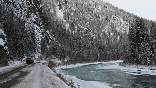 A truck drives along the M54 federal highway on the bank of the Us river in the Western Sayan mountains in Krasnoyarsk region, Russia, November 4, 2016. - Sputnik International