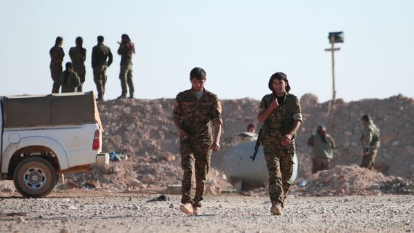 Syrian Democratic Forces (SDF) fighters walk with their weapons, north of Raqqa city, Syria November 6, 2016. Syrian Democratic Forces (SDF) fighters walk with their weapons, north of Raqqa city, Syria November 6, 2016. - Sputnik International