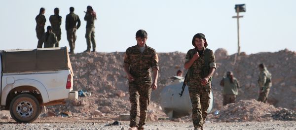 Syrian Democratic Forces (SDF) fighters walk with their weapons, north of Raqqa city, Syria November 6, 2016. Syrian Democratic Forces (SDF) fighters walk with their weapons, north of Raqqa city, Syria November 6, 2016. - Sputnik International