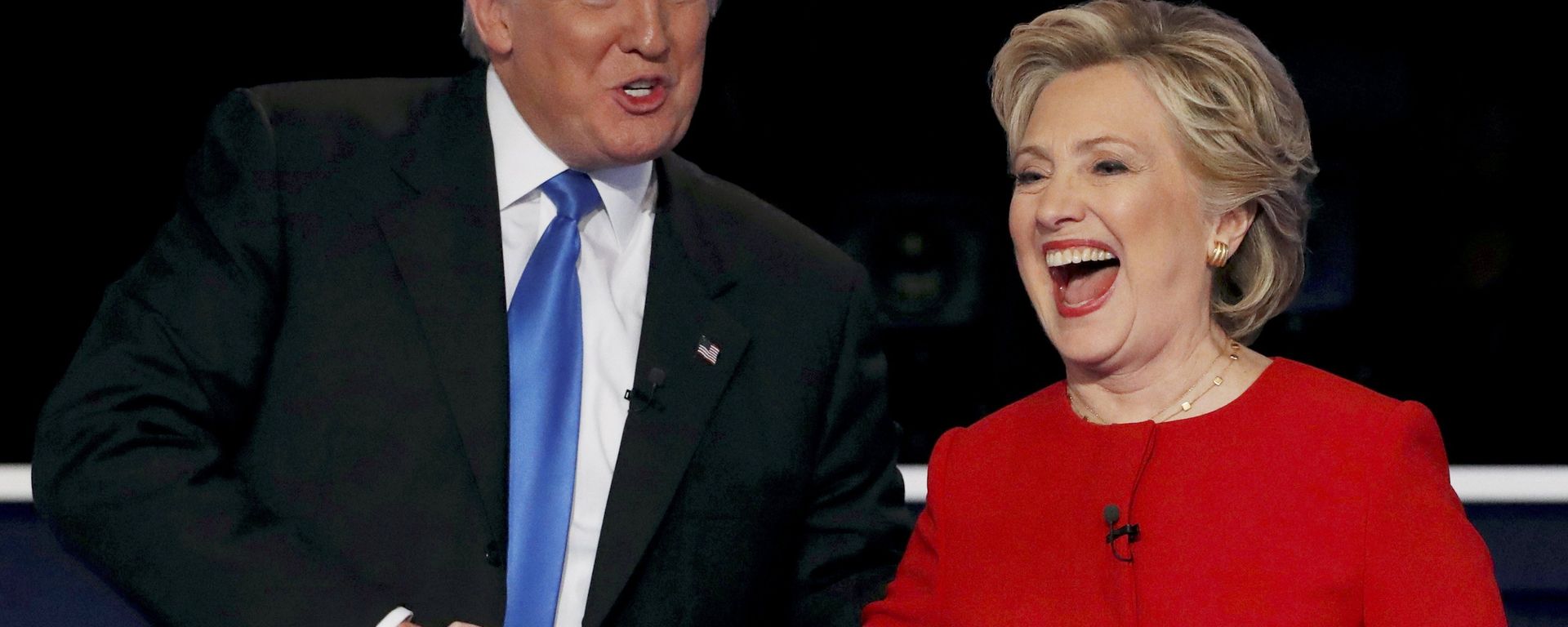 Republican U.S. presidential nominee Donald Trump shakes hands with Democratic U.S. presidential nominee Hillary Clinton - Sputnik International, 1920, 20.12.2021