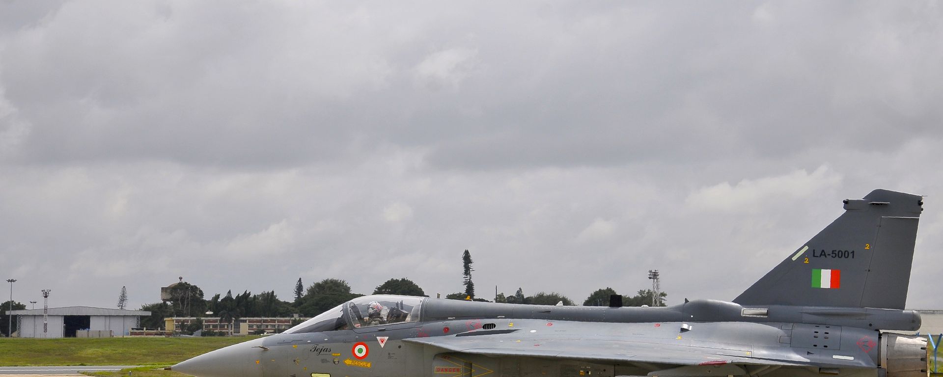 An Indian Air Force (IAF) pilot taxies a newly commissioned Tejas or Light Combat Aircraft (LCA) on a runway in Bangalore during a ceremony in the southern Indian city. (File) An Indian Air Force (IAF) pilot taxies a newly commissioned Tejas or Light Combat Aircraft (LCA) on a runway in Bangalore during a ceremony in the southern Indian city. (File) - Sputnik International, 1920, 18.11.2016