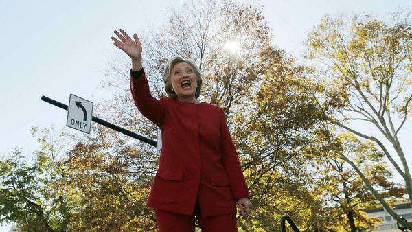 US Democratic presidential nominee Hillary Clinton waves to the crowd at a campaign rally in Pittsburgh, Pennsylvania, US November 7, 2016, the final day of campaigning before the election. - Sputnik International