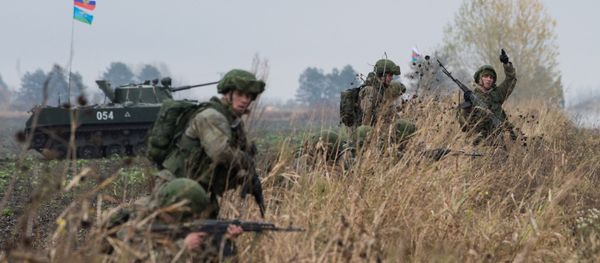 Russian servicemen in Serbia during the Slavic Brotherhood 2016 joint airborne forces exercise of Russia, Serbia and Belarus - Sputnik International
