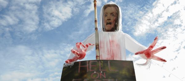 A home displaying signs supporting U.S. Republican Presidential candidate Donald Trump and criticizing U.S. Democratic Presidential candidate Hillary Clinton is seen in Bellmore, NY, October 29, 2016 - Sputnik International